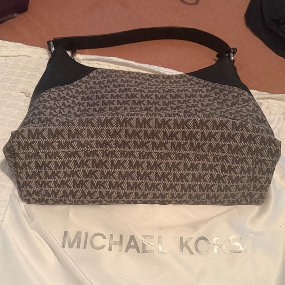 Michael Kors Aria Large Logo Jacquard Shoulder - Silver - Picture 6 of 9